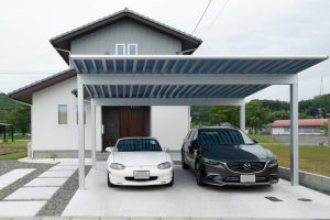 愛車が並ぶカーポート