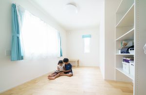 カバの床材が心地よい明るい子供室