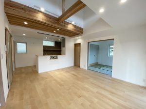 レッドシダーの天井がアクセントの開放的なキッチン