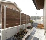 ウッドデッキに続く小路