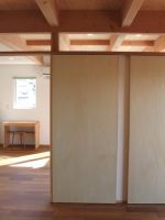 寝室からリビングを臨む