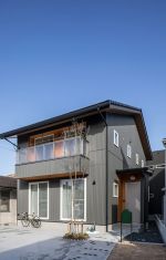 ガルバ鋼板と木をコラボした外観