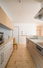 使い勝手の良い背面カウンターと家事空間