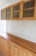 チェッカーガラスが印象的なカップボード