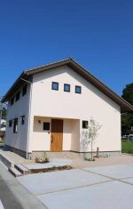 青空に映える外観