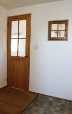 無垢の建具で迎える玄関ホール