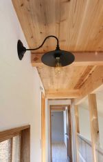 ブラケットライトがアクセントの2階廊下