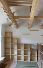 書棚と猫達の通り道