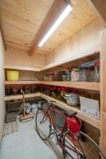 年代物の梅酒が並ぶ貯蔵庫