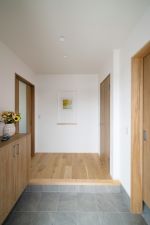 お気に入りの絵画で迎える玄関