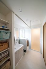 明るい日が射し込む洗面室