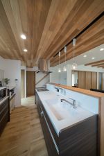 レッドシダーを貼ったキッチン