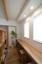 窓際に面したスタディコーナー