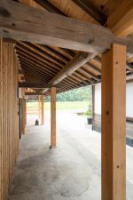 雨や日差しを防ぐ深い軒下