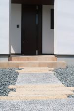 家族を迎える玄関までのアプローチ