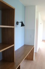 アクセントクロスに映えるスポット照明