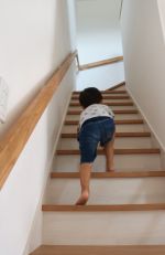 優しい木の手摺り階段