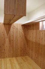 無垢材を壁に貼ったウォークインクローゼット