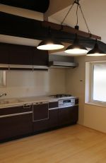 梁が印象的なキッチン