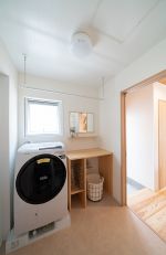 家事同線の良い明るいランドリールーム