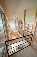 1階まで明りが届く大開口と吹き抜け