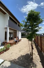 リビングから繋がるプライベートなウッドデッキ