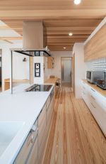 レッドシダー貼りのキッチン天井