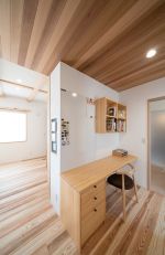 キッチン横ワークスペースに家族の掲示板