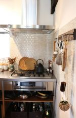 優しい色のキッチンタイルに並ぶ道具達