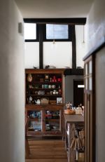 アンティーク雑貨が並ぶ食器棚