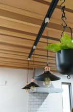 レッドシダーの天井にシックな照明