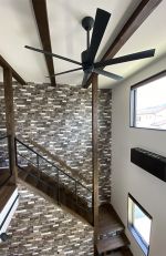 インテリアとして馴染む黒のファンとエアコン