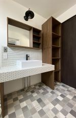 モザイクタイルで仕上げた造作の洗面台