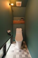 足元の明かり採りが効果的なトイレ空間