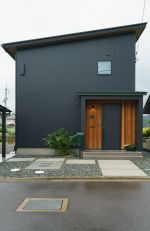 ガルバリウム鋼板と木のコントラストが映える外観