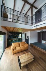 レッドシダーの天井とアイアンが織りなす空間