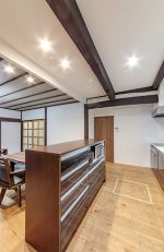 配膳台を兼ねたキッチン背面カウンター