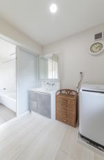 明るく広々と清潔感のある洗面室