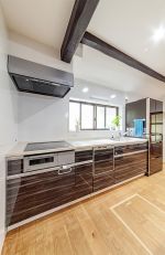 窓からの景色を楽しめるキッチン