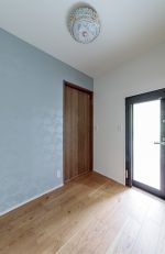 ローラアシュレイのアクセントクロスに合わせた拘りの照明