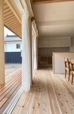 外と中を繋ぐウッドデッキのあるリビング