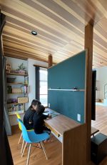 TV壁の反対側は子供たちのワークスペース