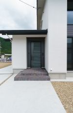 拘りのヘリンボーン貼りタイルの玄関