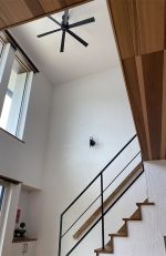 木とアイアンの手摺の吹き抜け階段