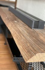 古材を再利用したTV台の脚部はご主人作