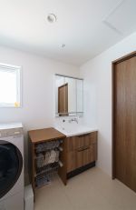 洗面材サイドに造作したタオル収納バスケット