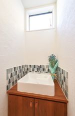 タイルをあしらった造作手洗い