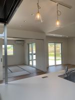 キッチンから見渡せるリビング