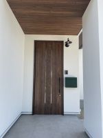 白壁と木が調和するポーチ