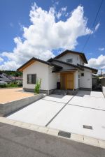 格子がアクセントの玄関